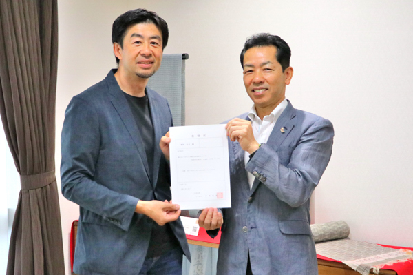 若松さんと委嘱状を持つ市長の画像