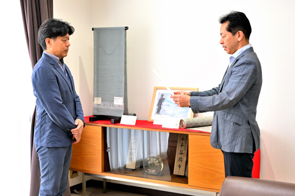 堀口へ渡す委嘱状を読み上げる市長の画像