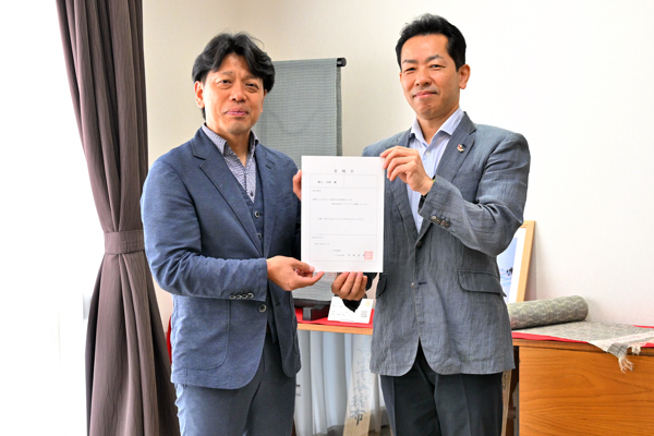堀口さんと委嘱状を持つ市長の画像