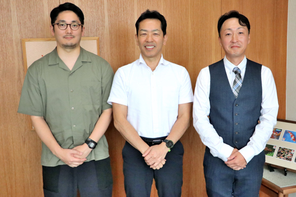 退任する二人と並ぶ市長の画像
