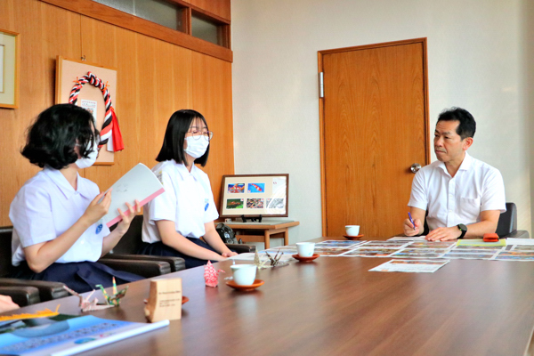 研修の事後報告をする中学校とそれを聞く市長の画像