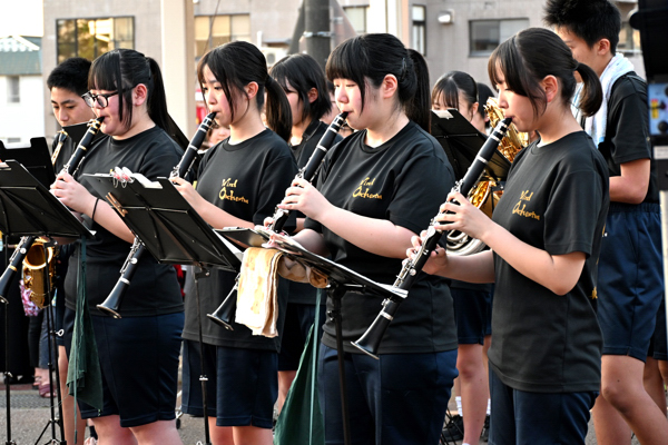 東小千谷中学校生徒による吹奏楽演奏の画像