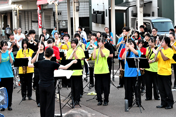 小千谷高等学校生徒による吹奏楽演奏の画像