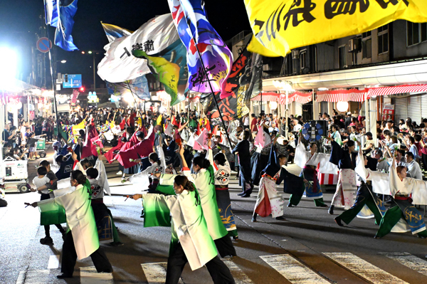 複数のよさこい団体がおおぜいでよさこいを披露している画像