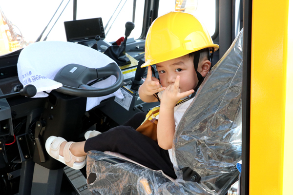 除雪車の試乗体験をする男の子の画像