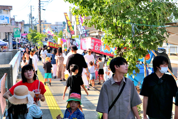 おおぜいの来場者でにぎわうサンプラ通りの画像