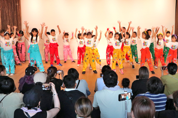 ダンスを披露する子どもたちの画像