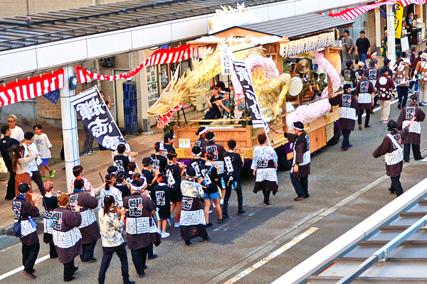 平沢町輝志會の引き万灯の画像