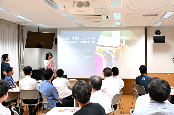 事業の中間報告をするビジネスコンテスト採択者の画像