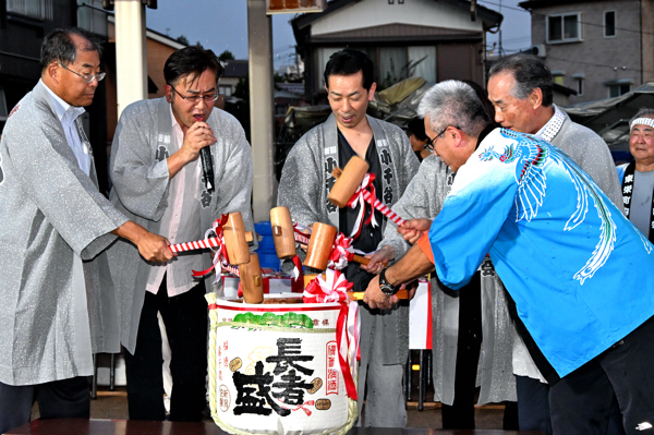 鏡割りをする宮崎市長と関係者の画像