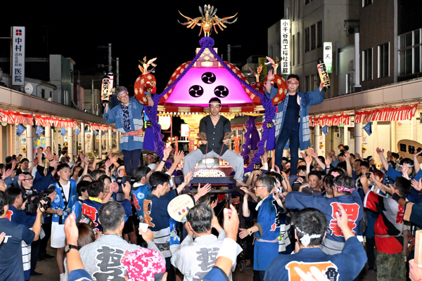 四社会のみこしに乗る宮崎市長の画像