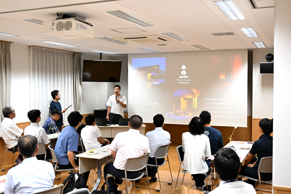 ビジネスコンテスト採択者のプレゼンテーションを聞く宮崎市長の画像