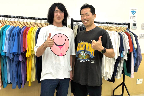 ビジネスコンテスト採択者の勝野さんと勝野さんが販売した古着を着ている宮崎市長の画像