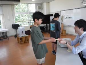 模擬選挙の受付をしています