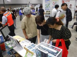 小千谷市ブースの展示を見る来場者の画像