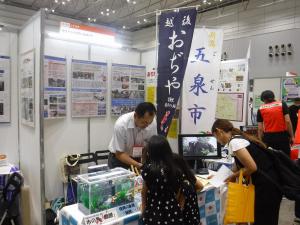 展示を見る来場者の画像