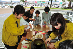 廃油を使ったエコキャンドルをつくる来場者の画像