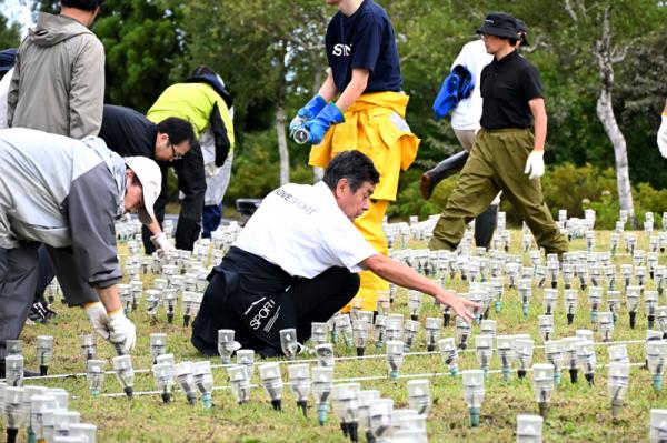 ペットボタルを設置するボランティアのみなさんの画像