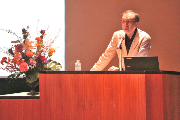 講演をする日本近代文学者の大和田茂さんの画像