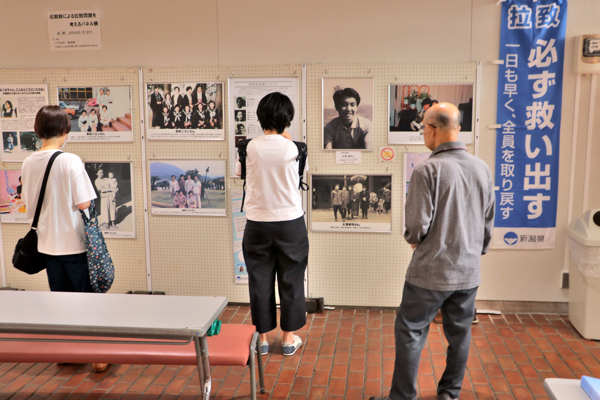 市民会館1階でのパネル展示を見る人々の画像