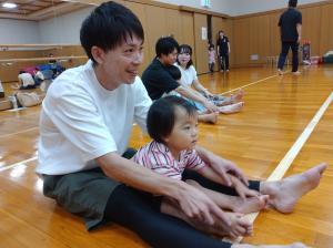 一緒に準備運動をしている写真です