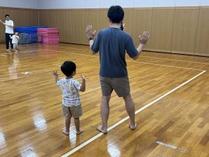 みんなでダンスをしている写真です。