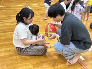 風船ボールを作っている写真です。