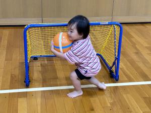 作った風船ボールで遊んでいる写真です。