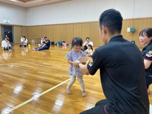プレゼント渡しの写真です。