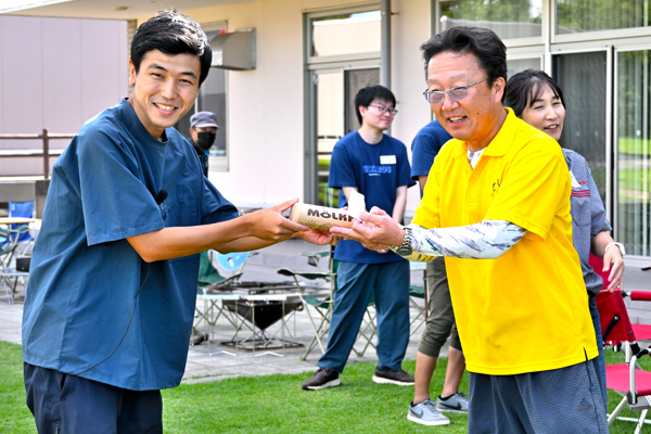おぢゃ～る賞のモルック棒を持って記念撮影をする長島さんと参加者の画像
