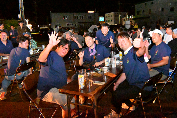 ビアガーデンを楽しむ来場者の画像