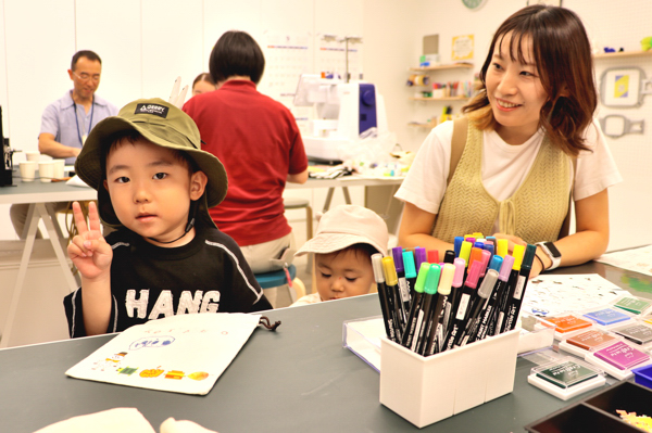 発アンカーで布小物を作った親子の画像