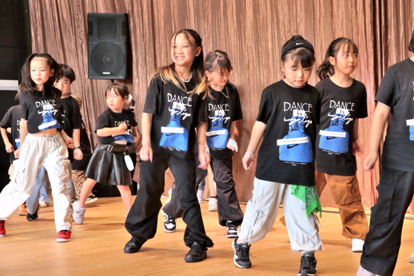 ダンスの発表をする女の子たちの画像