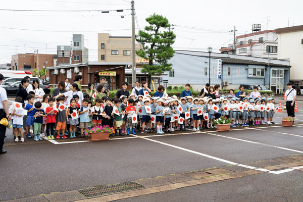 小旗を持って愛子さまを歓迎するの園児の画像