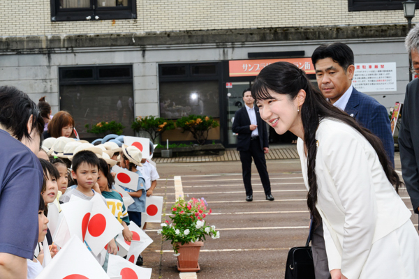 園児と笑顔で会話する愛子さまの画像
