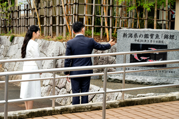 宮崎市長から錦鯉の説明を聞く愛子さまの画像