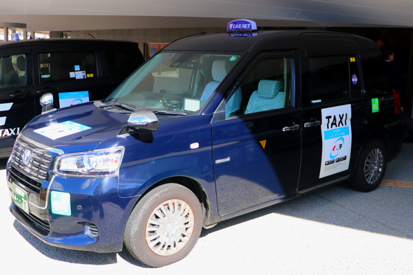 車体のフロントとド郷部座席のドアにイコテのマグネットが貼られている自動車の画像