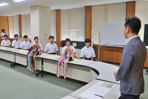 大会の結果報告に来た中学生たちにメッセージを伝える宮崎市長の画像