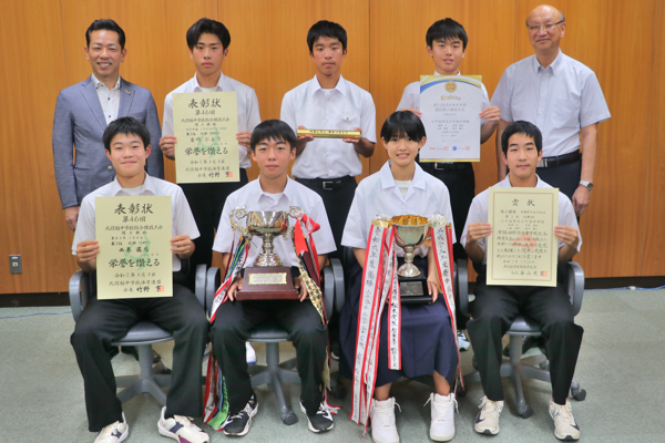 教育長とともに大会に出た中学生たちと記念写真を撮る宮崎市長の写真