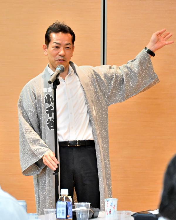 来賓の方々へ挨拶をする宮崎市長の画像