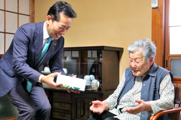 100歳を迎えられた方へ記念品を贈る宮崎市長の画像