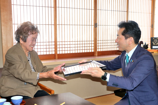 100歳を迎えられた方へ賞状をを手渡す宮崎市長の画像