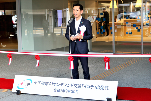 出発式で挨拶を述べる市長の画像