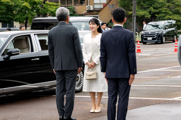 宮崎市長と平沢さんへ挨拶をする愛子さまの画像