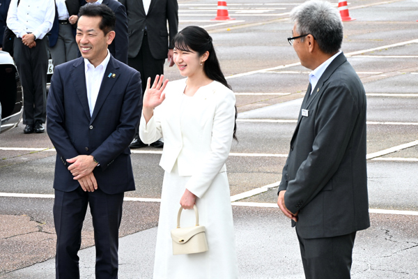 出迎えにきた園児たちへ手を振る愛子さまの画像