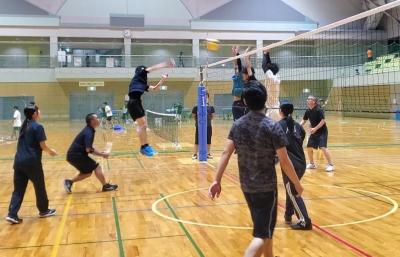 熱戦を繰り広げている写真です。