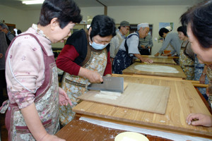 そば打ち体験をする参加者の画像