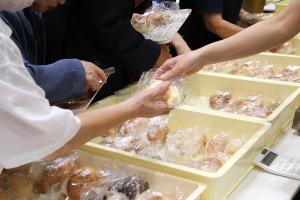 パンの販売の様子