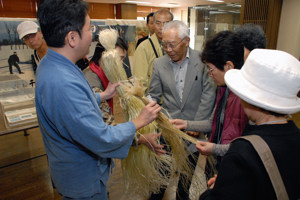 青苧を手に取る参加者の画像