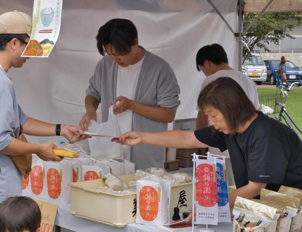錦の実りで作ったおにぎりが売れている様子